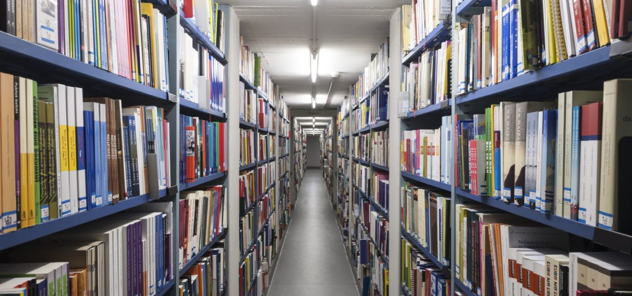 Couloir de livres déposés via le dépôt légal à KBR dans la tour aux livres