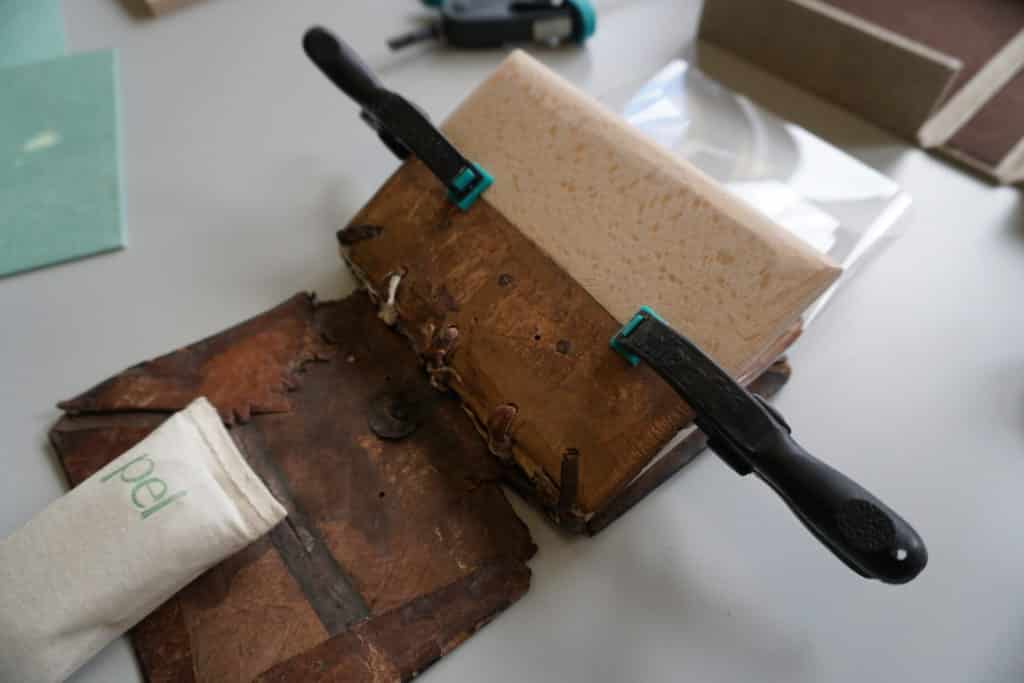 Restauratie van handschriftenomslag