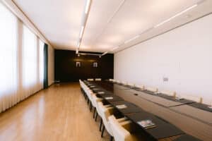 Salle Consilium avec tables et chaises