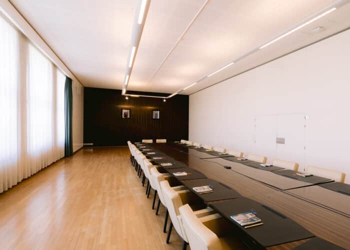 Salle Consilium avec tables et chaises