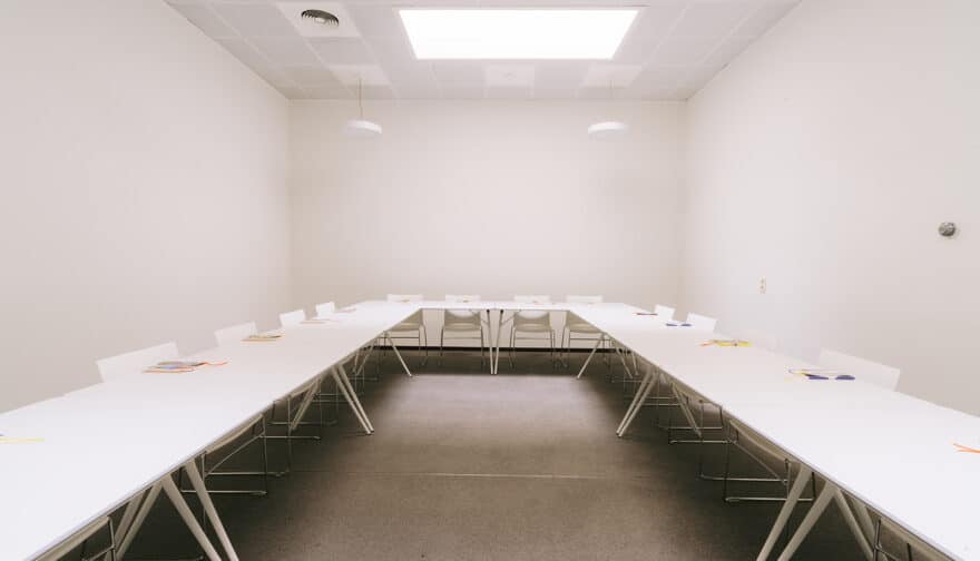 Salle de réunion studio avec tables et chaises