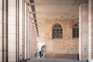 Extérieur de la chapelle de Nassau avec plusieurs personnes marchant en arrière-plan