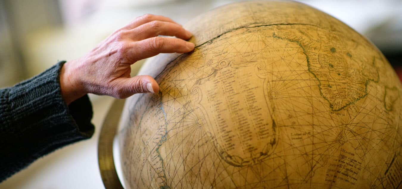 Gros plan sur un globe des collections de KBR