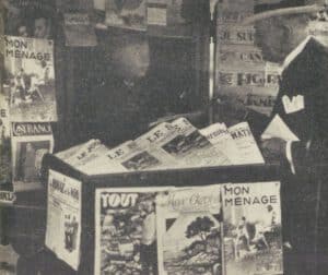 Photographie illustrant un kiosque à journaux avec deux hommes dans l'entre-deux guerres dans le cadre du projet ARTPRESSE