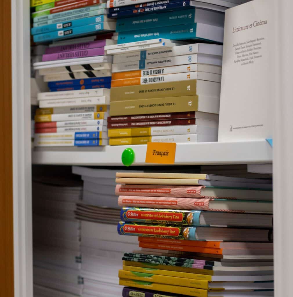 Exemplaires de livres arrivés par le dépôt légal, en attente de classement à KBR