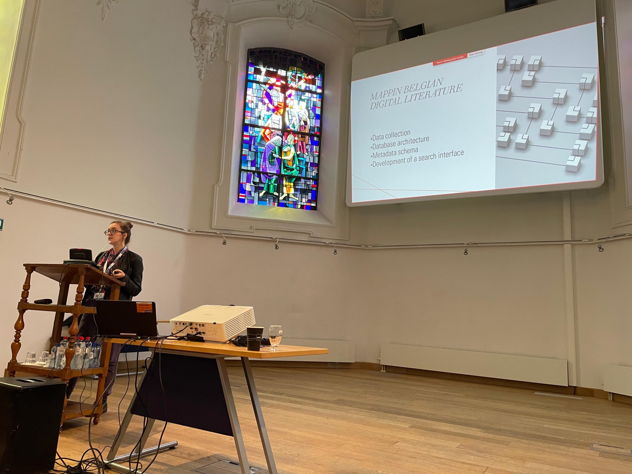 Isabelle Gribomont collègue de KBR présentant le projet LaBEL lors de la conférence DH Benelux